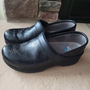 Dansko LT Tooled Black Leather Women's Clogs Size 39 US 8.5-9